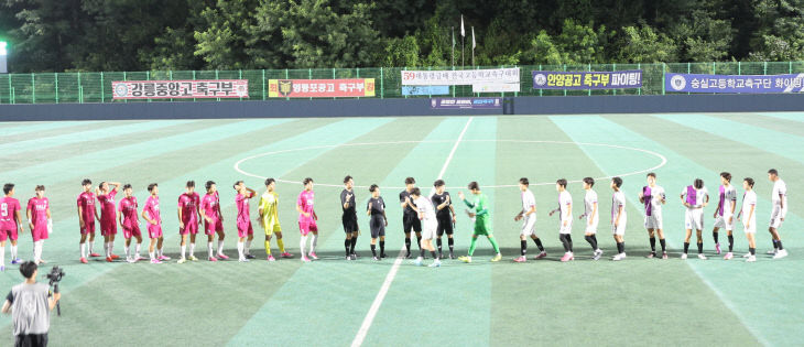 경기전 심판진과 양팀 선수들 인사
