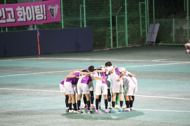 경기전 승리를 다짐하며 화이팅하는 제천재일고 선수들