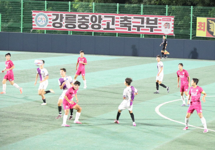 양팀선수들의 치열한 볼다툼