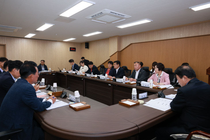 제10대군의회 첫 의원간담회