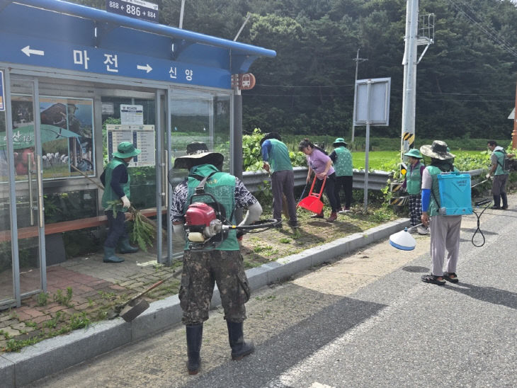 8.신양면 새마을협의회 버스정류장 제초작업 사진 (2)