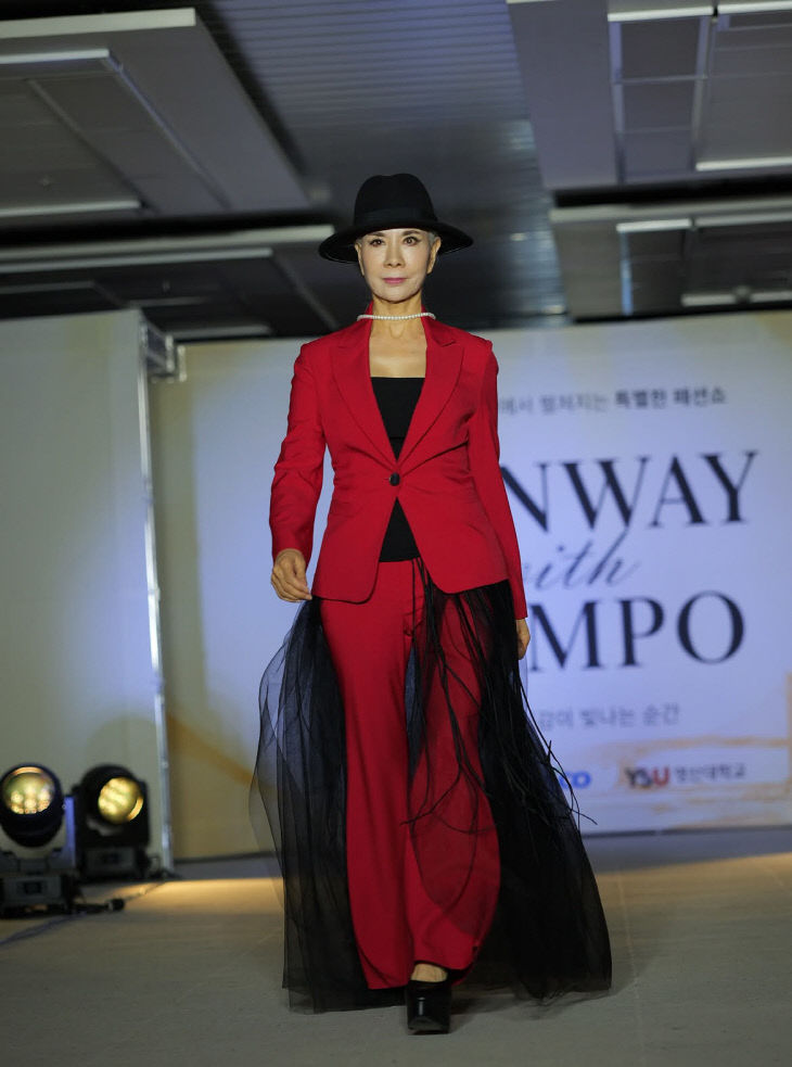 시니어모델학과 전현나 학생이 'Runway 있다.