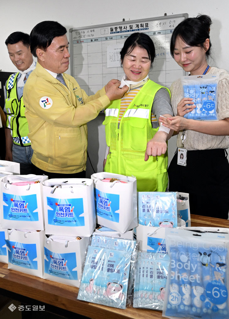 20260729-야외 노동자 폭염키트 전달4