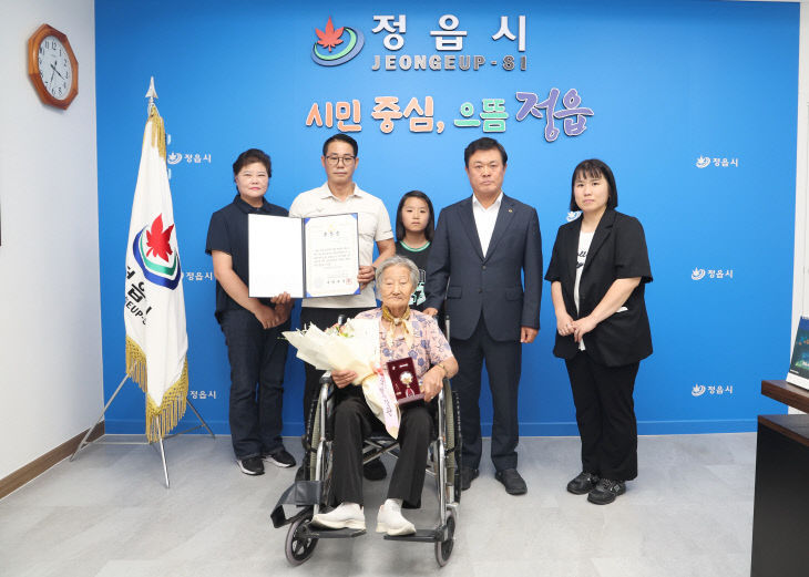 6·25전쟁 영웅 故김민영 상병 유족에 훈장 전수 (1)