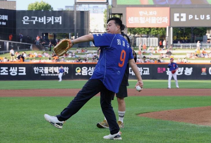 예가정성의 날 홍보 행사 및 최재구 군수 시구 모습 (7)