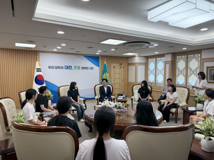 사진1. 시장님과 대화