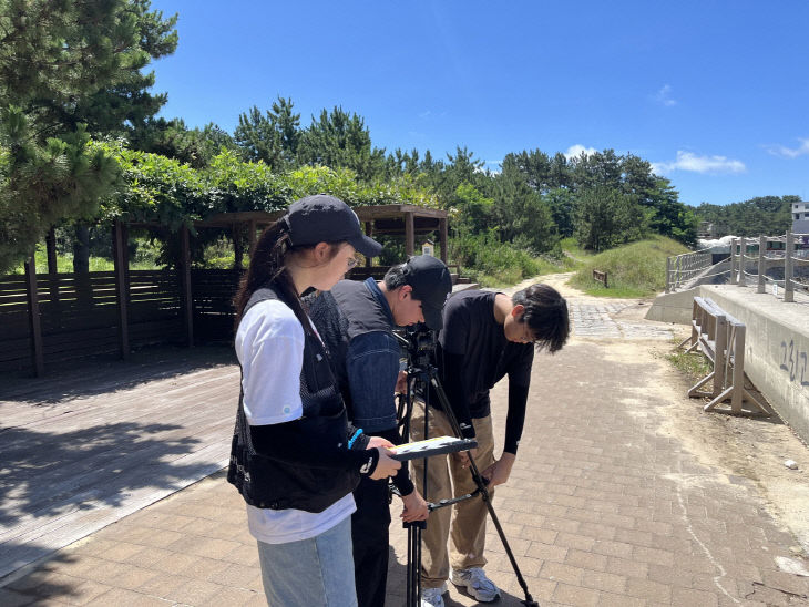 4. 촬영을 진행하는 청소년들