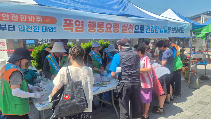 3. 태안5일장에서 폭염 예방 캠페인을 진행하는 모습3