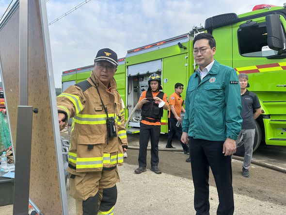 이동석(오른쪽) 충주시장이 신니면 영진케미칼 화학사고 현장에