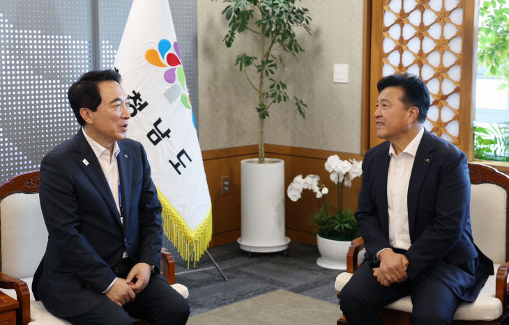 2.최재구 예산군수가 박수현 충남도지사와 면담하는 모습 (1)