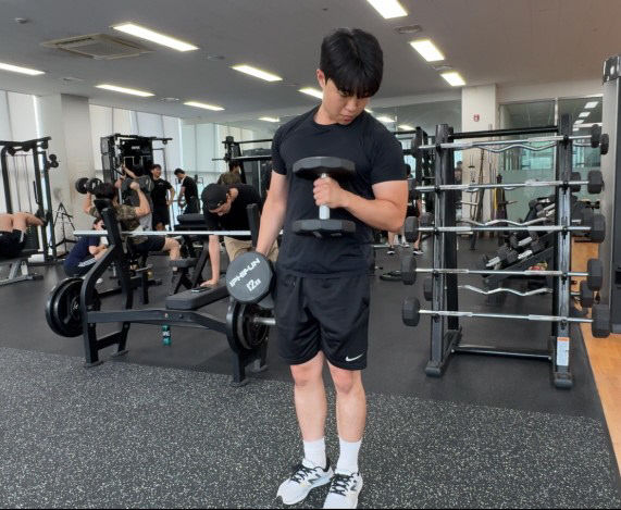 덤벨 운동하는 학생 모습