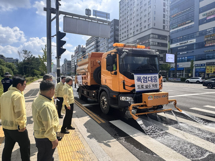 건설도로과(폭염댇비 도로변 살수 작업 현장 점검)(2)