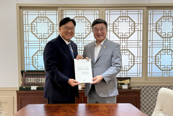 왼쪽부터 조상호 시장, 윤호중 행정안전부 장관(정책기획관)