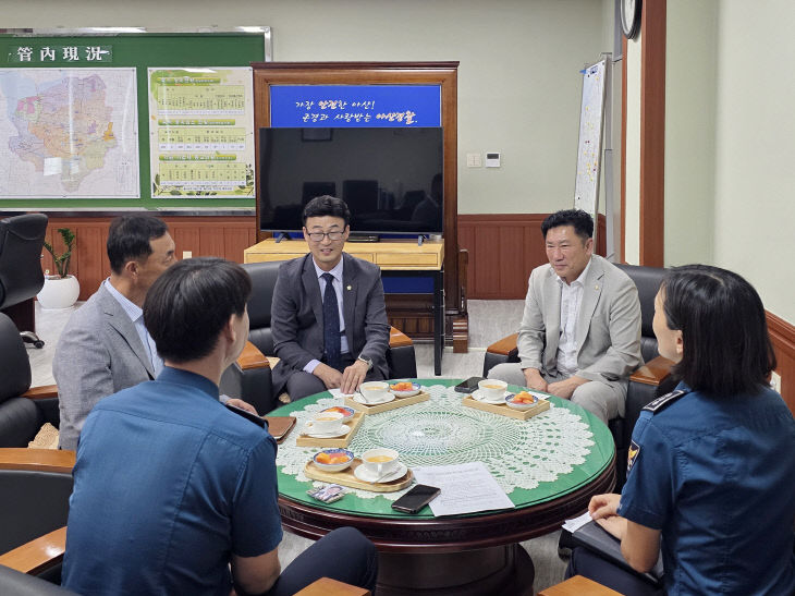 아산경찰서를 방문해 간담회를 하고 있다