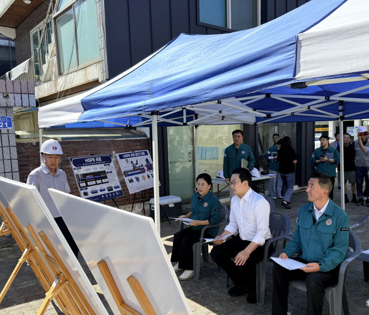 이동석(오른쪽 두 번째) 충주시장이 관계 공무원들과 건설사업