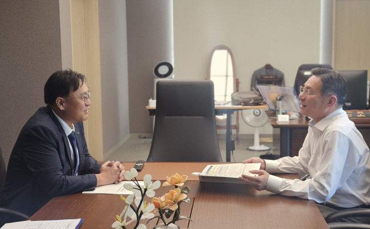 왼쪽부터 조상호 시장, 조용범 기획예산처 차관(예산담당관)2