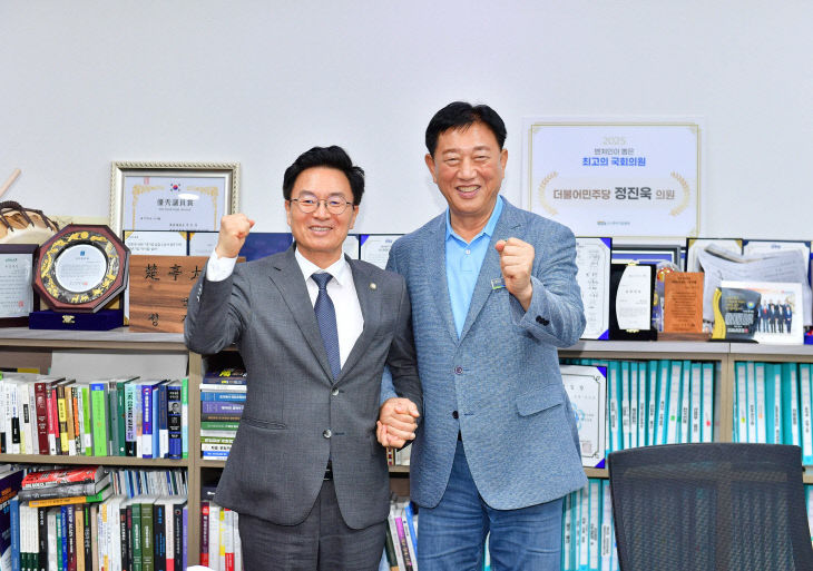 김한종 군수(우), 정진욱 의원. 장성군 제공
