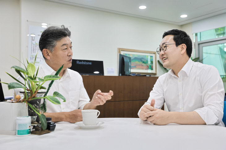 박찬구(사진 왼쪽) 서울특별시 정무부시장과 이동석 충주시장이