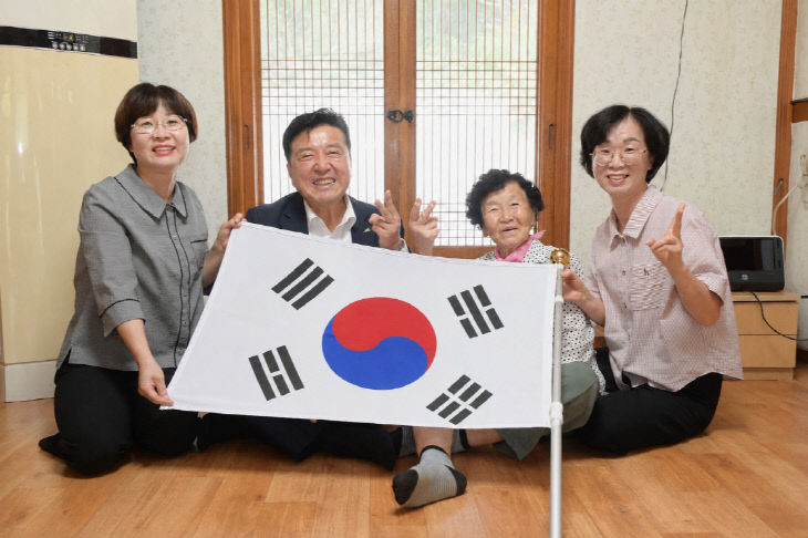 3.최재구 예산군수 독립유공자 유족 위문 모습
