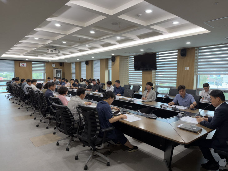 서천군이 개최한 시설사업 추진점검단 회의 모습