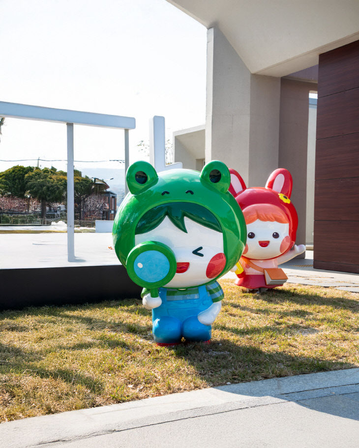 1. 어린이독서체험관 실외 잔토)