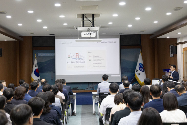 정원의 섬 남해로 군민의 삶을 꽃피워 나갑시다