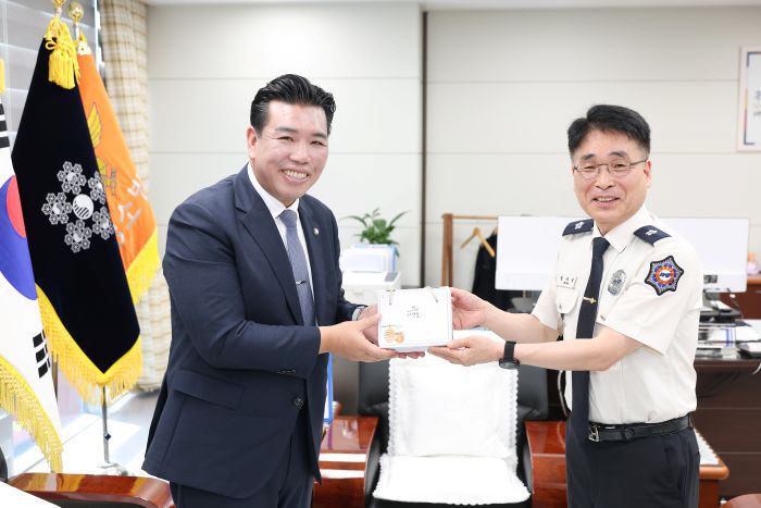 2.이계철의장 화성소방서 정귀용서장과 함께
