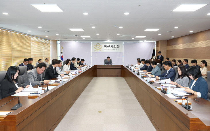사진1_제3회 의원회의가 진행되고 있다.