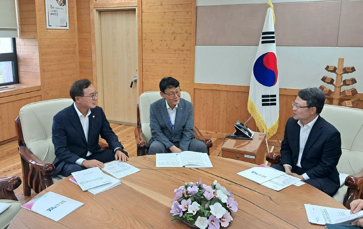 박은식 산림청장과 면담하는 윤희신 태안군수