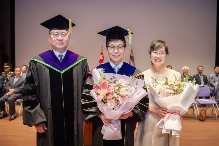첨부2. 명예박사 학위를 받은 이광형 전. 총장