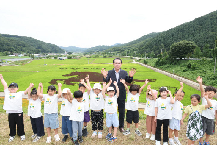 `붉은 말`을 바라보며 기념사진을 찍고 있다
