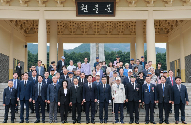 1. 허태정 대전시장, 광복의 뜻 되새기며 현충원 참배 1