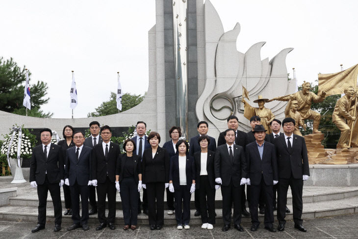 청주시의회, 광복 제81주년 맞아 순국선열 추모 참배(1)