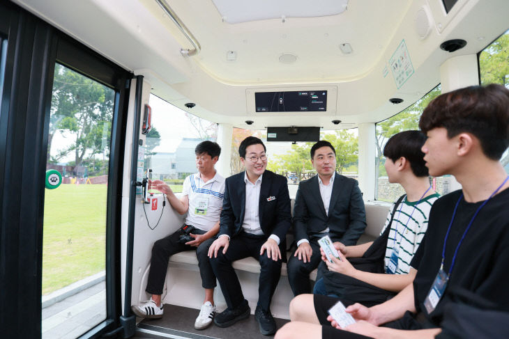 이동석(왼쪽 두 번째) 충주시장이 탄금공원 자율주행 셔틀에 탑