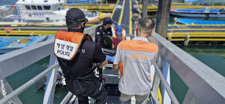 위도 해상 조업 중 흉통 호소한 선원 긴급 이송1