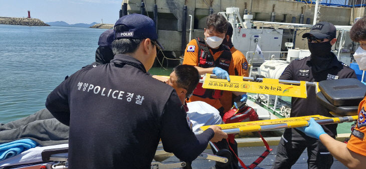 위도 해상 조업 중 흉통 호소한 선원 긴급 이송2