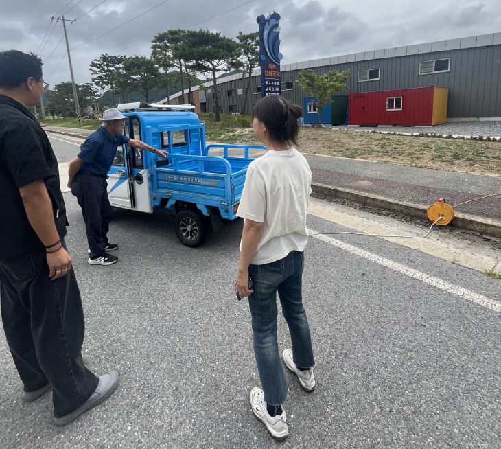 보도 3) 도로에 멈춰선 전기차를 충전하는 모습