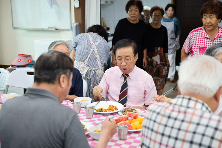 보도 1) 마을공동급식소에서 함께 식사하는 김문근 단양군수(2)
