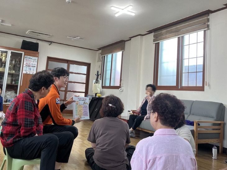서천소방서가 마을회관을 찾아 폭염 대비 현장교육을 하고 있다