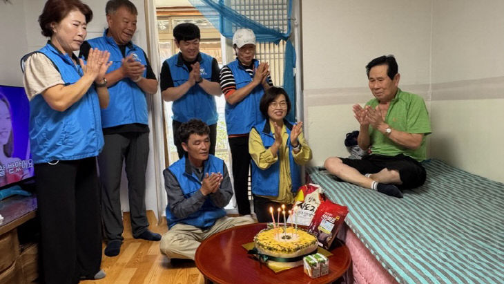 공음면 지사협, 어르신 생신 축하 떡케이크 전달