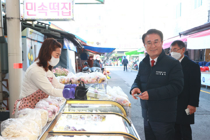 사천사랑상품권을 사용하는 박동식 사천시장