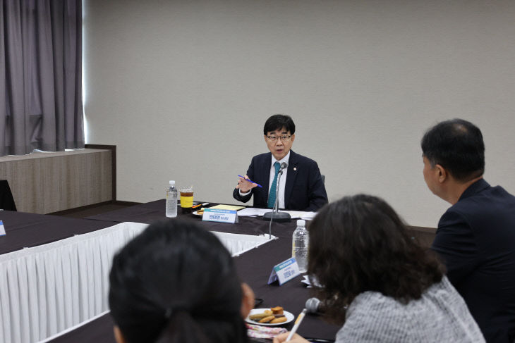 [사진자료1] 26일(수), 발언하는 인태연 이사장