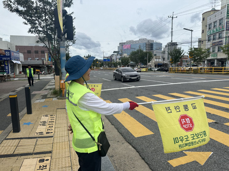 시니어녹색단 횡단보도 보행안전 도우미 활동 재개 사진 (2)