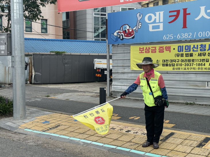 시니어녹색단 횡단보도 보행안전 도우미 활동 재개 사진 (3)