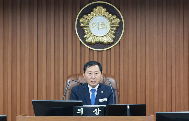 폐회 진행하는 이건창 논산시의회 의장 (1)