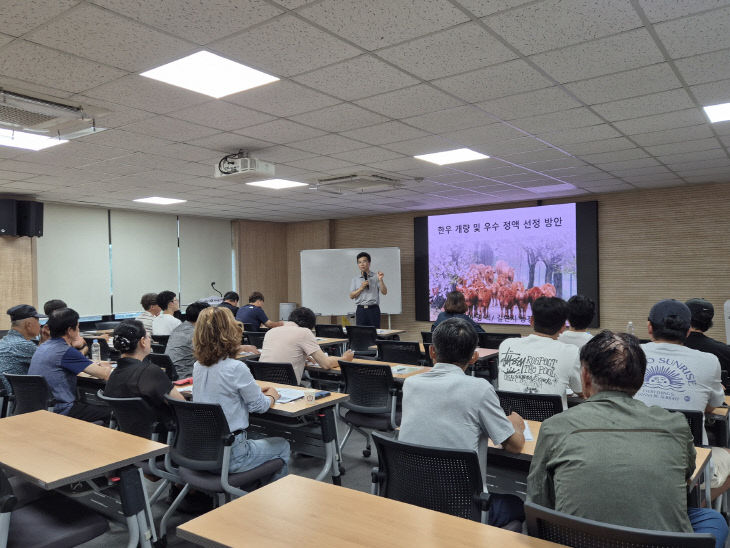 8.강사가 한우 개량 기술을 설명하는 모습