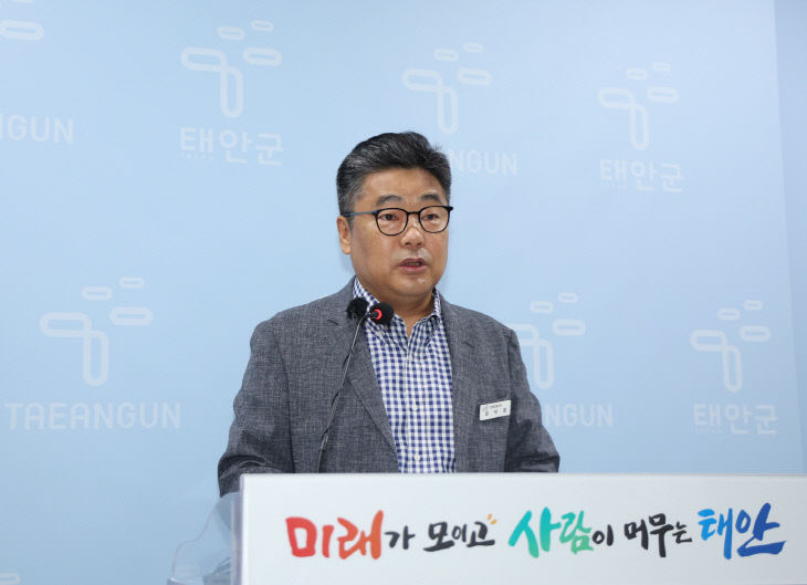 2일 군청 브리핑룸에서 브리핑 중인 김낙겸 경제진흥과장