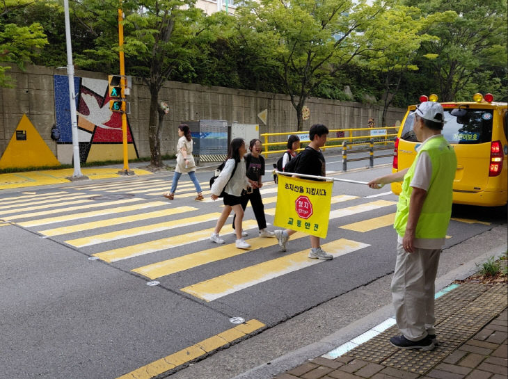 ★260902 부산 북구 하굣길 안전에 어르신이 나선치