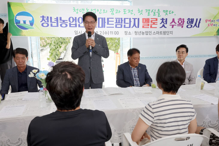 청년스마트팜 첫 멜론 수확현장 방문(4)