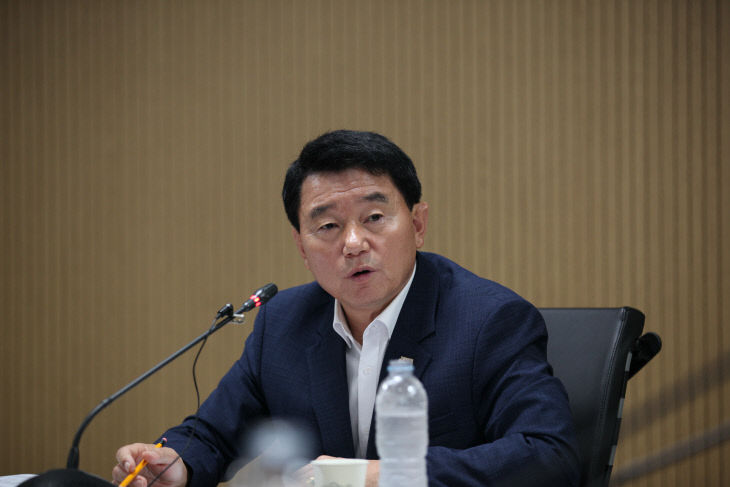 유승광 서천군수가 대규모 사업 재검토 결과를 설명하고 있다